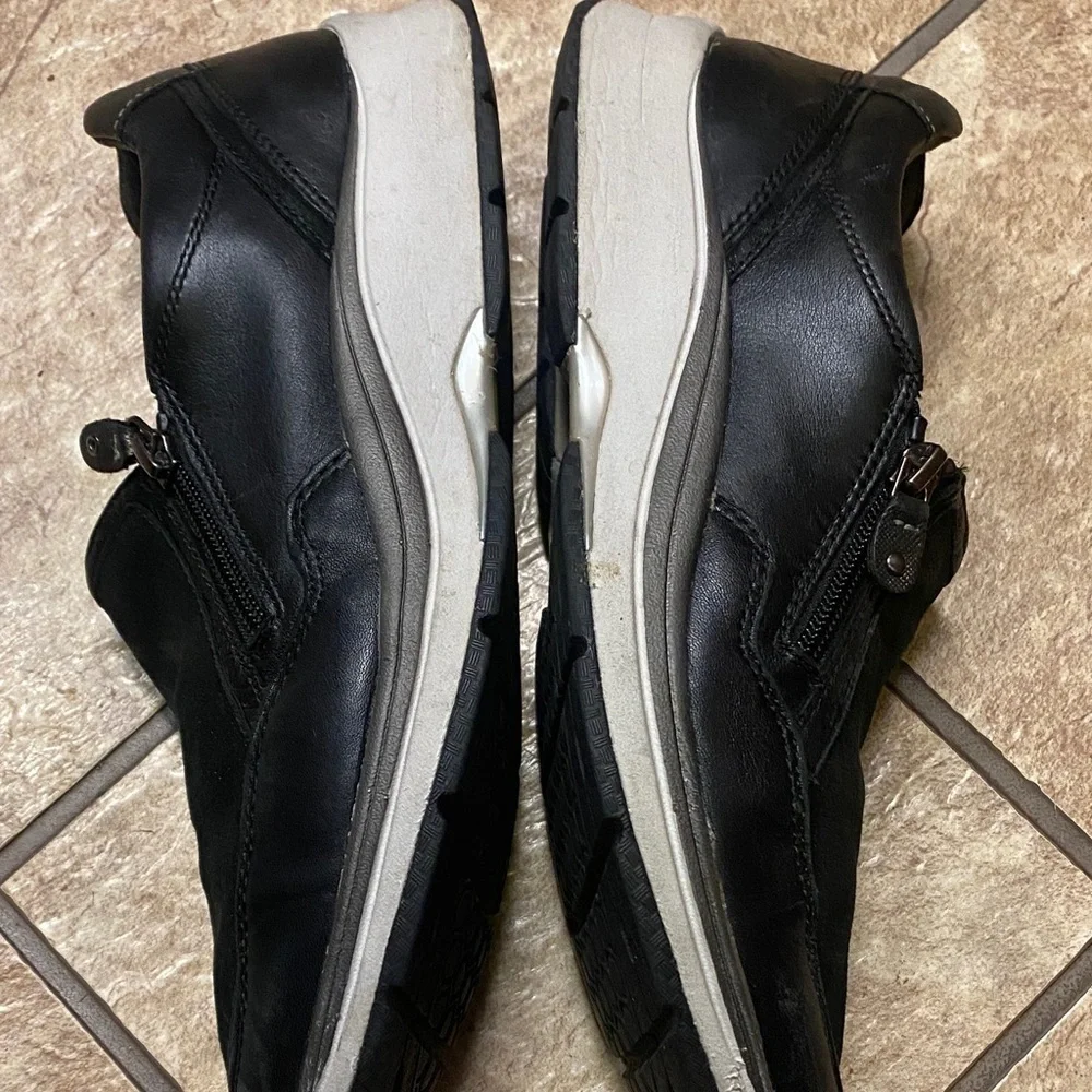 Aravon Women’s 9.5 Black Leather Slip-On Loafers